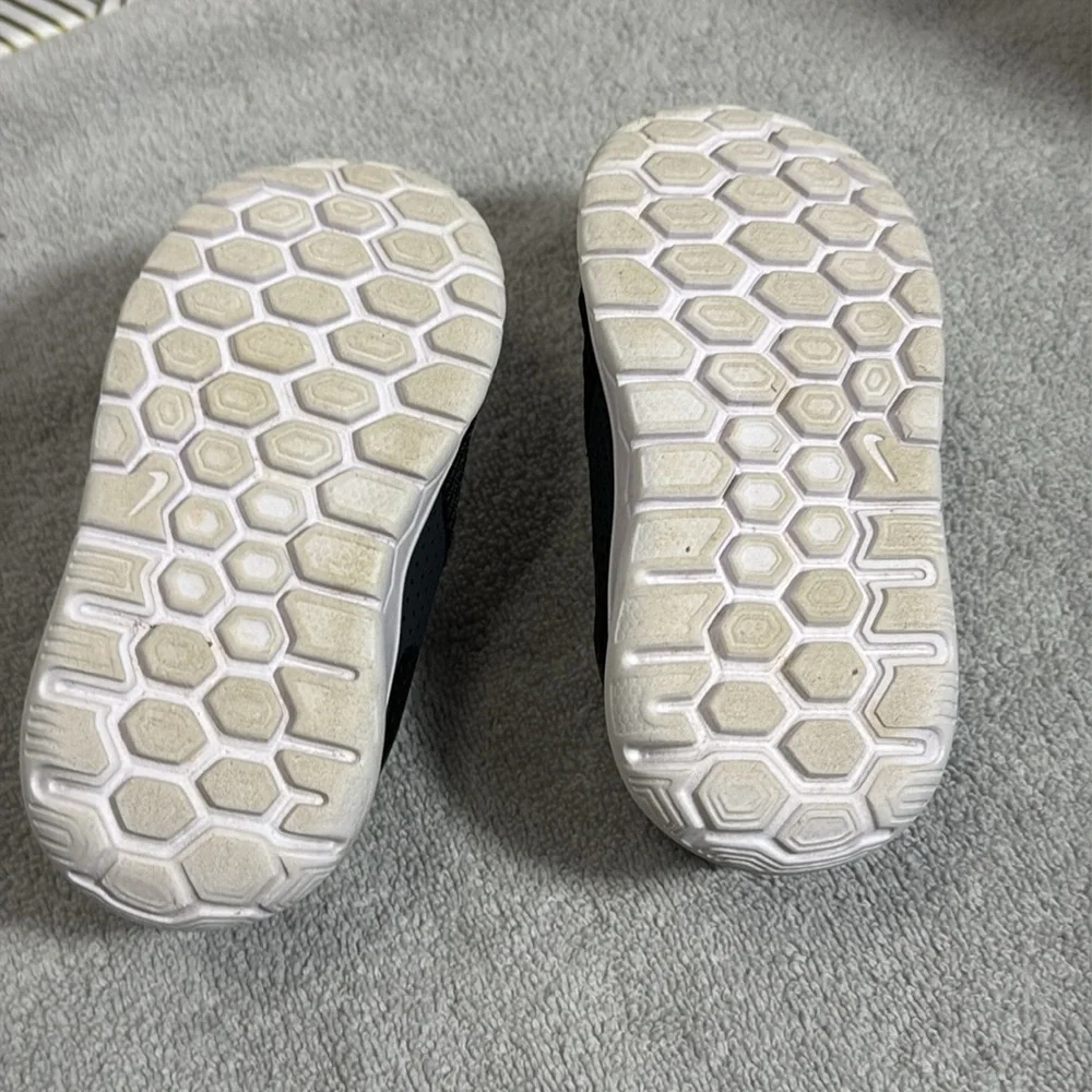 Nike‎ sneakers Black and White tennis shoes  Breathable Mesh size 6 lightweight